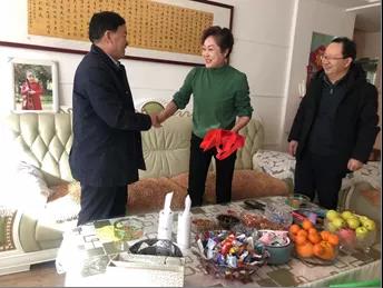 敦煌種業(yè)領(lǐng)導(dǎo)看望慰問(wèn)公司老干部、老黨員及困難黨員職工