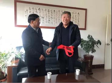 敦煌種業(yè)領(lǐng)導(dǎo)看望慰問(wèn)公司老干部、老黨員及困難黨員職工