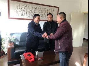 敦煌種業(yè)領(lǐng)導(dǎo)看望慰問(wèn)公司老干部、老黨員及困難黨員職工